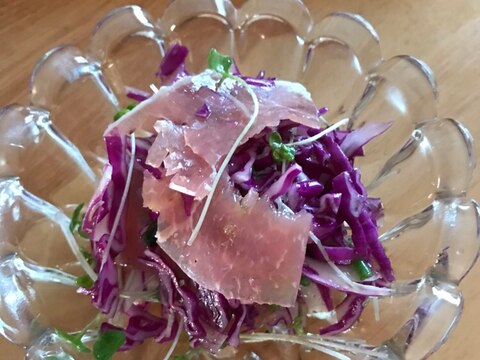 紫キャベツと生ハム、ブロッコリースプラウトのサラダ